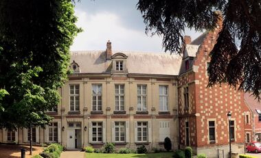 Vue extérieure du palais épiscopal, abritant aujourd'hui le musée du Noyonnais