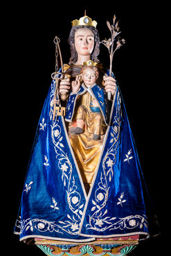 statue de Notre-Dame des clés au manteau bleu brodé d'argent