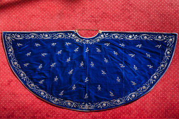 Manteau bleu brodé d'argent