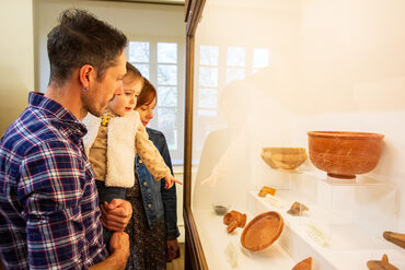 Decouverte-des-collections-du-musee-Agence-Thuria.jpg Decouverte-des-collections-du-musee-Agence-Thuria.jpg