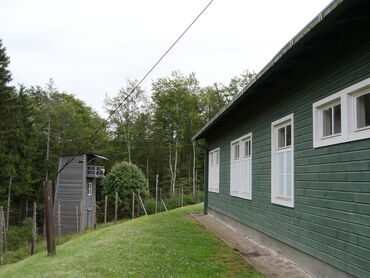Baraque crématoire et mirador de l'enceinte