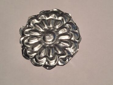 Ornement en métal repoussé