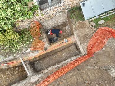 Vue aérienne d'une tranchée en cours de fouille, presbytère d'Avesnières