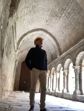 Christian Markiewicz dans le cloitre de la Cathédrale de Cavaillon
