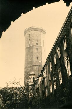 Dziedziniec Zamku Piastowskiego w Legnicy w latach 50. XX w.