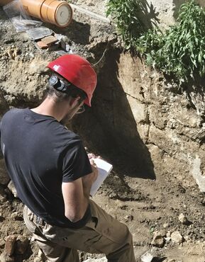 L'archéologue municipal en train d'effectuer un relevé lors des fouilles archéologiques Place Abbé Béranger