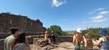 Visita teatralitzada amb Fra Ramon d'Empúries i l'arqueòloga Bruna