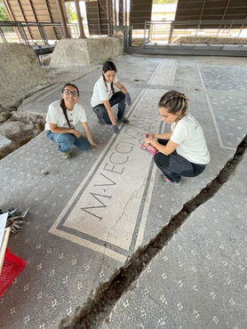Il frigidarium maschile con l'iscrizione di Marcus Veccius