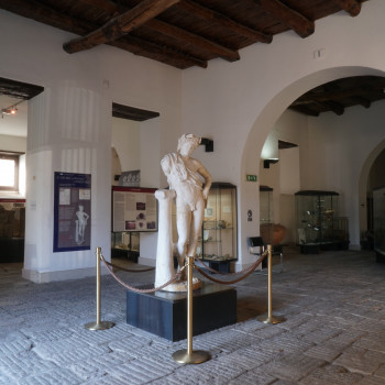 Satiro a riposo, copia di età romana da un originale greco di Prassitele, II sec. d.C.