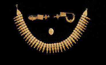Fibule, anello e collana d’oro decorata con pendenti, dalla Tomba 9, necropoli orientale di San Prisco, fine IV secolo a.C.