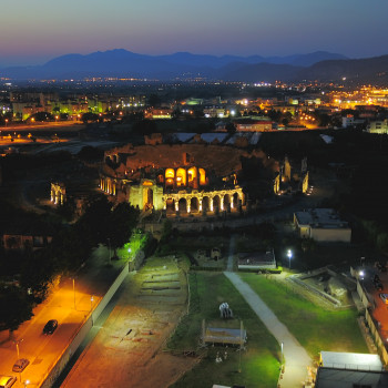 Veduta aerea notturna dell'Anfiteatro campano. In primo piano l’anfiteatro repubblicano e l’edificio ottagonale di età imperiale.
